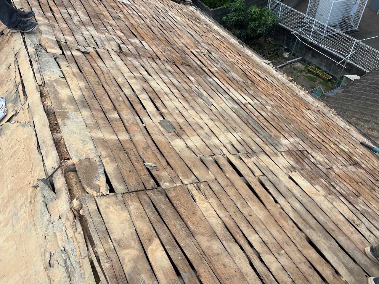 屋根材を取り除き、木の下地が見える状態