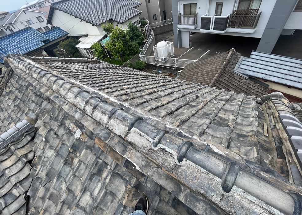 施工前の、表面に傷みが見られる瓦屋根