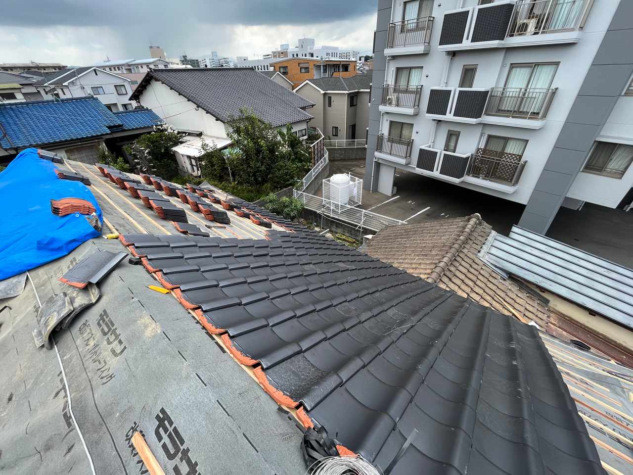 大樹建設の屋根工事。下葺き材の上に瓦を施工している様子