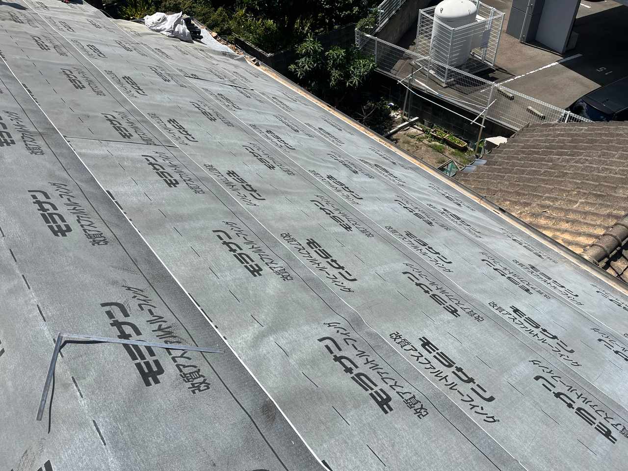屋根の下地を防水用の下葺き材で覆った状態